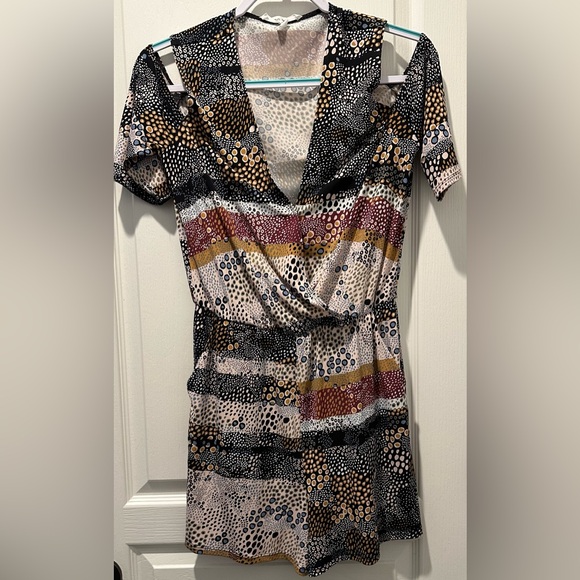 BCBGeneration Short Sleeve Cold Shoulder Circle & Spots Romper Surplice Bodice - Picture 2 of 11